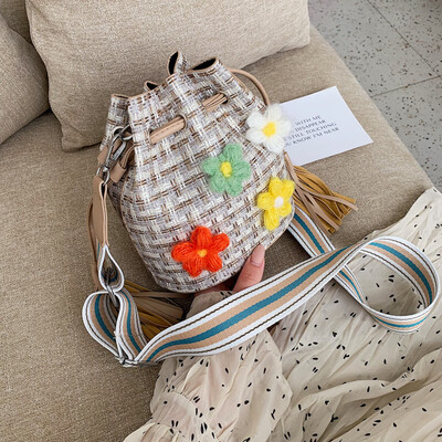 

Ins small fresh&wool fashion bucket fashion bucket womens 2019 new one-to-one small-band wide-band baroclinic bag