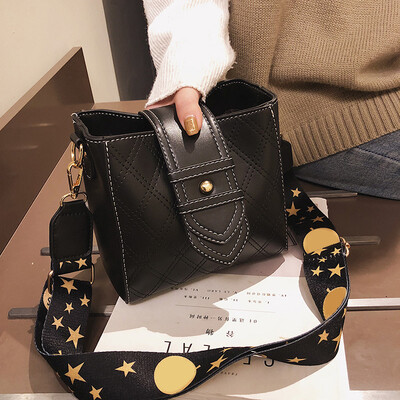 

Wide shoulder strap Messenger bag female 2019 new wave winter Korean version of the wild retro atmosphere chic portable bucket bag