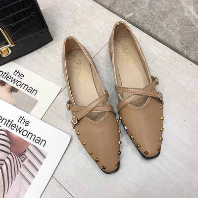 

Retro fashion flat-bottomed single shoes 2019 new rivets pointed shoes shallow Korean version of low-heeled womens shoes in sprin