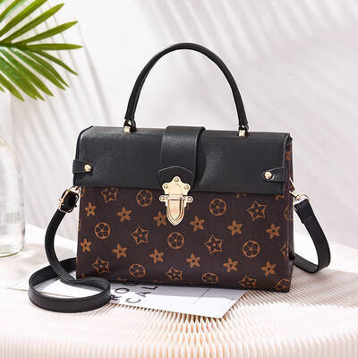 

2019 spring new cool shoulder single diagonal small bag Korean fashion handbags Messenger small square bag