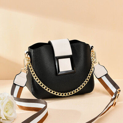 

On the new ladies summer fashion Joker Korean tide shoulder Messenger bag chain small square bag