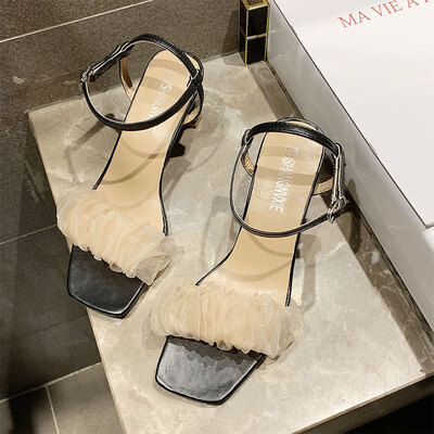 

Pop sandals summers trendy heels girl with a pair of open-toed straps