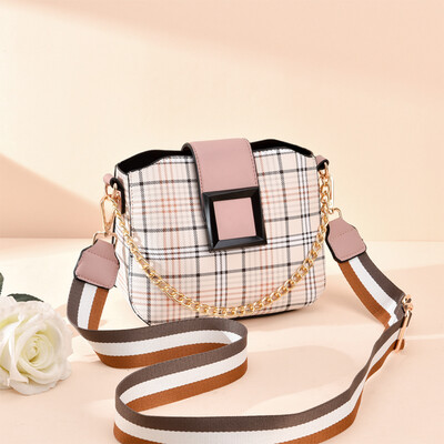 

On the new ladies summer fashion Joker Korean tide shoulder Messenger bag chain small square bag