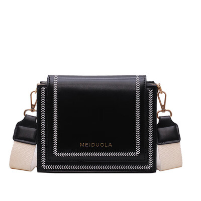 

The Korean version of Little Girl Tide in Summer is super hot with simple chains one shoulder slanting bag&ins