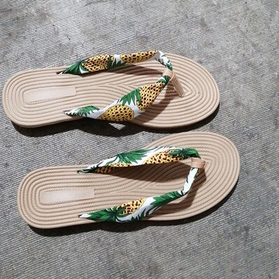 

In summer Korean beach flip-flops wear chic wild fashion slippers for women