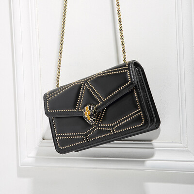 

Leather bag female 2019 new retro snake head bag chain bag female leather small square bag shoulder Messenger bag
