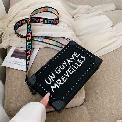 

Chic bag small fresh texture small square bag new 2019 riveting box childrens bag one shoulder oblique satchel bag one shou