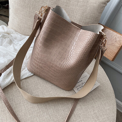 

Chic bag on the new texture woman 2019 bucket bag slanted wide shoulder belt large bag crocodile striped woman bag