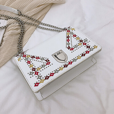 

Early autumn fashion embroidered bag 2019 new fashion beaded chain small square bag womens shoulder Messenger bag tide