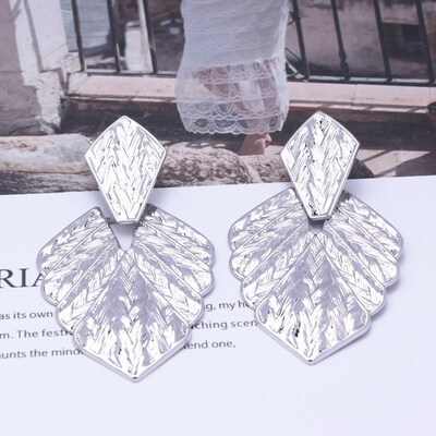 

European Trendy Geometric Metal Big Drop Earring For Women Leaf Flower Round Brincos Statement Earring Party Jewelry Model Show