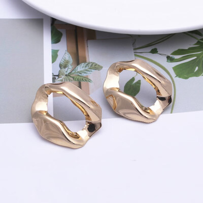

European Trendy Geometric Metal Big Drop Earring For Women Leaf Flower Round Brincos Statement Earring Party Jewelry Model Show