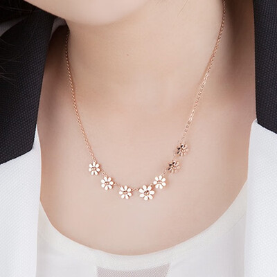 

Fashion temperament plated 18k rose gold titanium steel daisy rose camellia necklace clavicle chain short female models