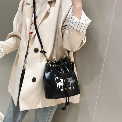 

Qiao Bani 2019 new Korean chic fashion embroidered line cat hit color bucket bag hand strap shoulder diagonal female bag