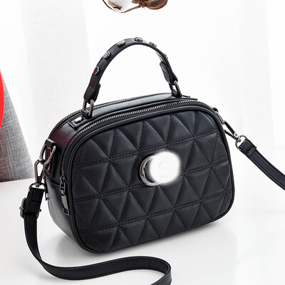 

Korean version of the 2019 spring&summer new embroidered line shoulder diagonal package cool fashion casual ladies small square bag