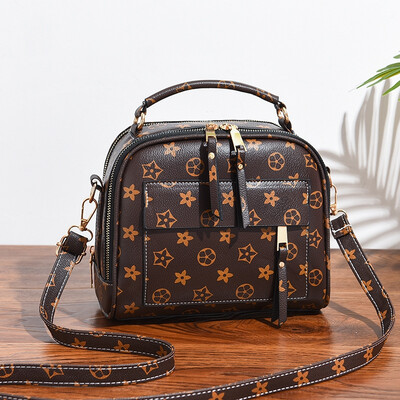 

In summer the new fashion of women the fashion the handbag the handbag