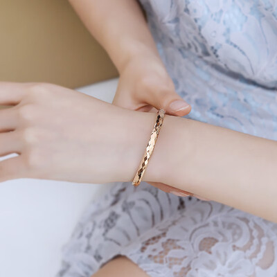 

Female models cold wind retro Sen temperament students simple rose gold tide titanium steel original niche design bracelet
