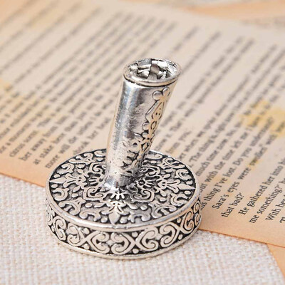 

Feather Pen Nib Stand Metal Round Pen Holder Base Cap Fountain Pen Accessories Stainless Steel Stationery Gift European Vintage