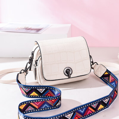 

In summer it is fashionable to have a new small bag a womans tide a stone pattern a hundred slanted arms a hundred shoulders