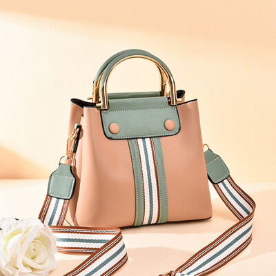

In summer the new Korean version of womens fashionable one-shoulder sloping bag with a hundred simple handheld buckets