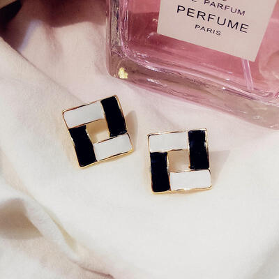 

Hot Sale Earrings Fashion Jewelry Korean Bijoux Earrings Square Black And White Cross Stud Earrings For Women Brincos Oorbellen