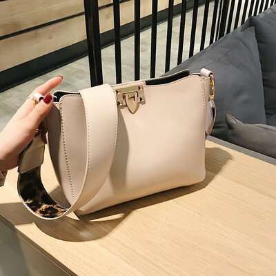

Hong Kong Wind Messenger Bag Retro Wide Shoulder Texture Bucket Bag Women 2019 New Fashion Joker Single Shoulder Messenger Bag