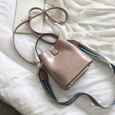 

Summer crocodile handbag ins texture womens bag new 2019 Joker wide shoulder shoulder slung bucket bag