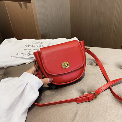 

Qiao Bani 2019 new South Korea ins fashion solid color simple lock saddle bag wild single shoulder diagonal handbag
