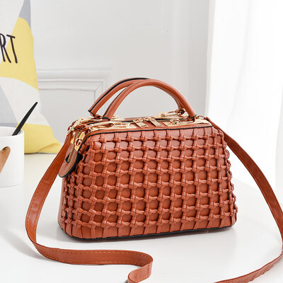 

2019 spring new European&American fashion womens handbags tide solid color steel clip handbags foreign trade hot sale