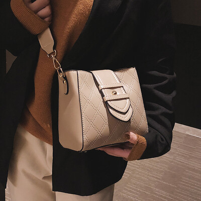 

Wide shoulder strap Messenger bag female 2019 new wave winter Korean version of the wild retro atmosphere chic portable bucket bag