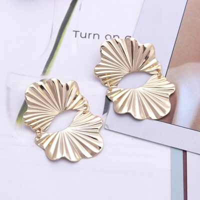 

European Trendy Geometric Metal Big Drop Earring For Women Leaf Flower Round Brincos Statement Earring Party Jewelry Model Show
