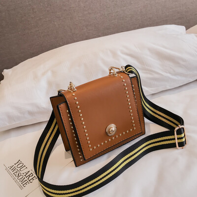 

Small bag female ins rivet wide shoulder strap Messenger bag 2019 new Korean version of the bow shoulder bag small square bag