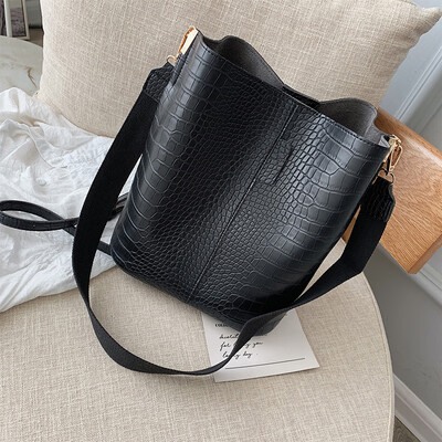 

Chic bag on the new texture woman 2019 bucket bag slanted wide shoulder belt large bag crocodile striped woman bag
