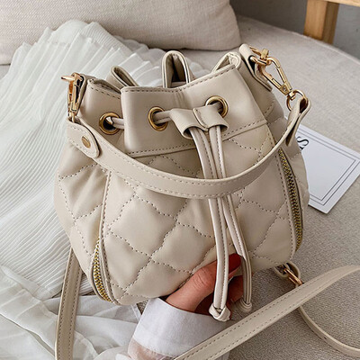 

On the new small bag 2019 womens new retro bucket bag Korean fashion shoulder slung red bag