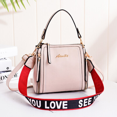 

In summer the new tide of Korean womens handbags fashion handbags simple Joker shoulder Messenger bag