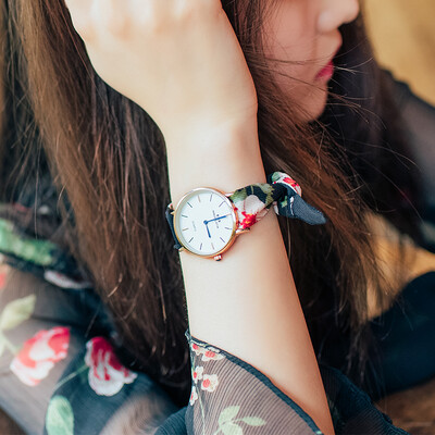 

Simple temperament of female watch students ins original Sufeng Korean version of Super Fire retro College Girls Network celebriti