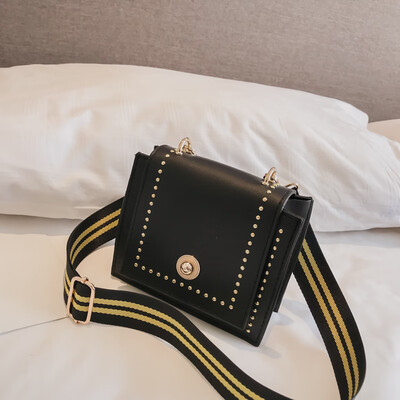 

Small bag female ins rivet wide shoulder strap Messenger bag 2019 new Korean version of the bow shoulder bag small square bag