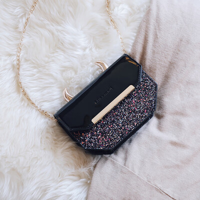 

Ins advanced personality network celebrity girl small square bag girl 2019 new style lacquer leather single shoulder oblique satch