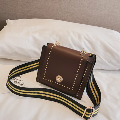 

Small bag female ins rivet wide shoulder strap Messenger bag 2019 new Korean version of the bow shoulder bag small square bag