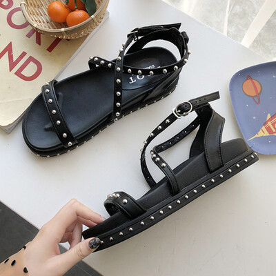 

Sandals for girls wearing flat rivets outside summer
