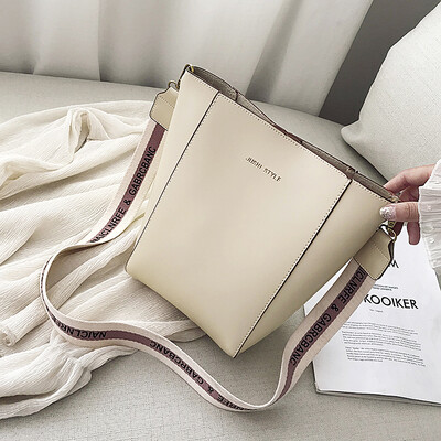 

Simple texture bag ins advanced sense of foreign style womens bag 2019 new broadband bucket bag shoulder Messenger bag