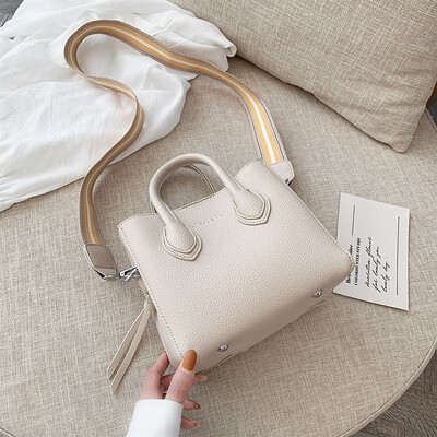

Qiao Bani 2019 early autumn new European&American style fashion C letter K ribbon killer bag hand shoulder shoulder diagonal female bag