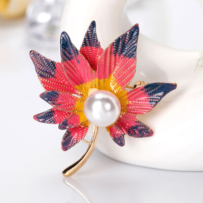 

New Arrival Fashion Accessories Alloy Drip Oil Maple Brooch Special Design Exquisite Pearl Maple Brooch