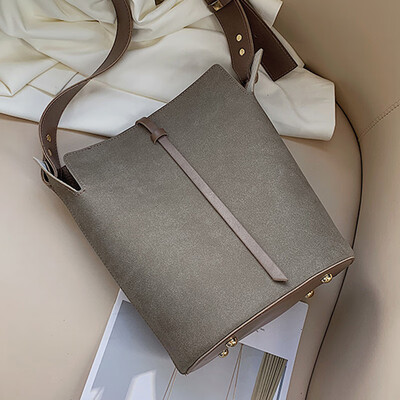 

2019 autumn new retro bucket bag large capacity Port Wind wide shoulder belt single shoulder oblique satchel mother bag