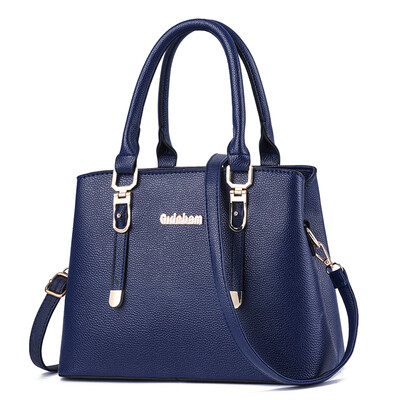 

A womans handbag is simple in the atmosphere A hundred shoulder bags are slanted with a mothers bag