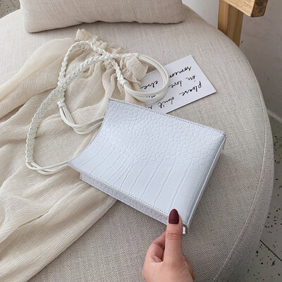 

Summer crocodile pattern retro bag female 2019 new wave wild single shoulder slung fashion solid color simple small square bag