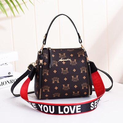 

In summer the new tide of Korean womens handbags fashion handbags simple Joker shoulder Messenger bag