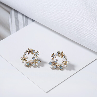 

Cute Korean Personality Small Flower Stud Earrings For Women Temperament Simple Fashion Metal Female Stud Earrings