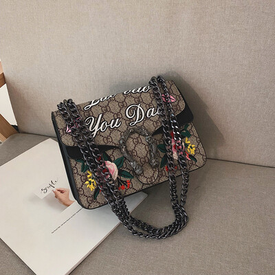

Qiao Bani 2019 new Korean retro style old flower embroidery flower hit color Bacchus bag shoulder diagonal trend handbags