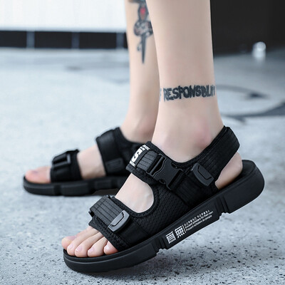 

2019 new summer boy big boy all black sandals boy high school students Korean version of soft bottom open toe leather beach shoes