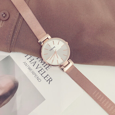 

Ins retro chic temperament of female college students of British college of literature&art